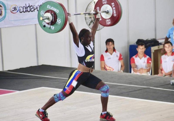  Yenny Sinisterra Torres levantando pesas