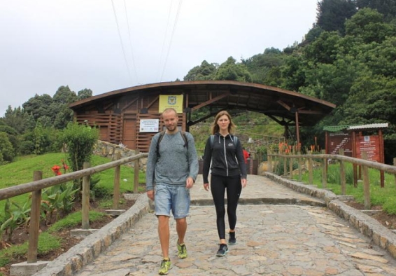 personas en un sendero