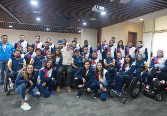 l alcalde Enrique Peñalosa y deportistas