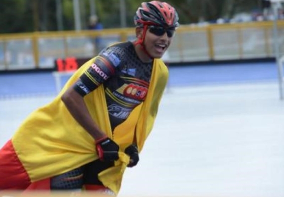 Deportista de patinaje porta la bandera de Colombia en su espalda