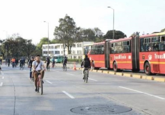 Personas usando bici y transporte público