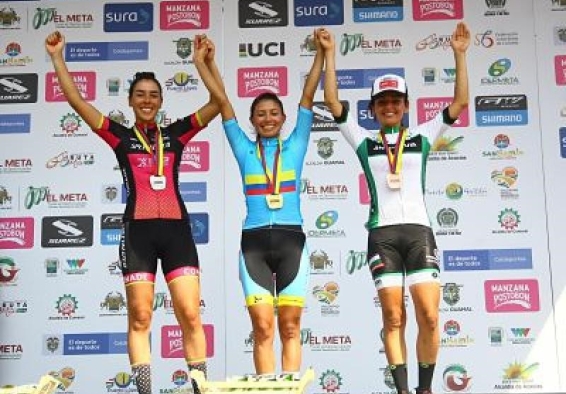 Ciclistas ganadores celebran