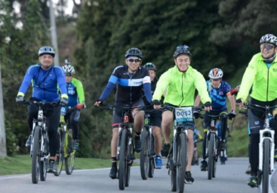Grupo de personas montan bicicleta