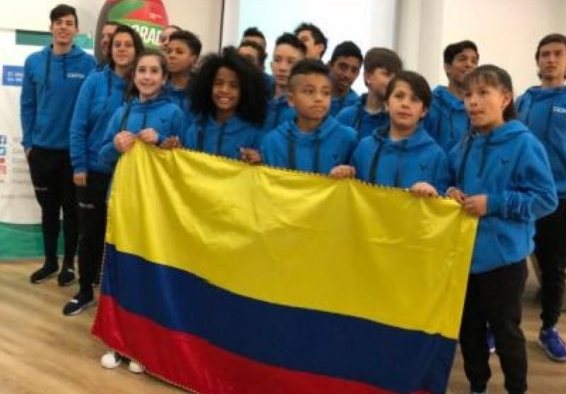 Deportistas colombianos sostienen bandera de Colombia