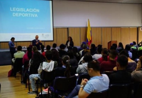 Personas en conferencia en auditorio