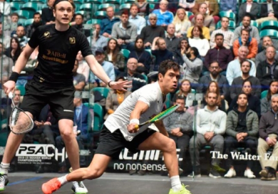 Deportistas de squash en competencia