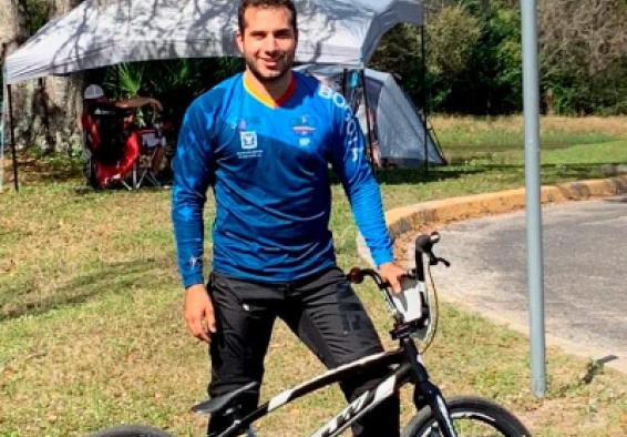 deportista de BMX Carlos Ramírez