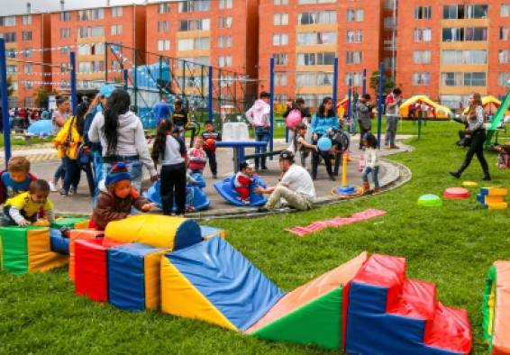 Niños y bebés practican actividades en parque