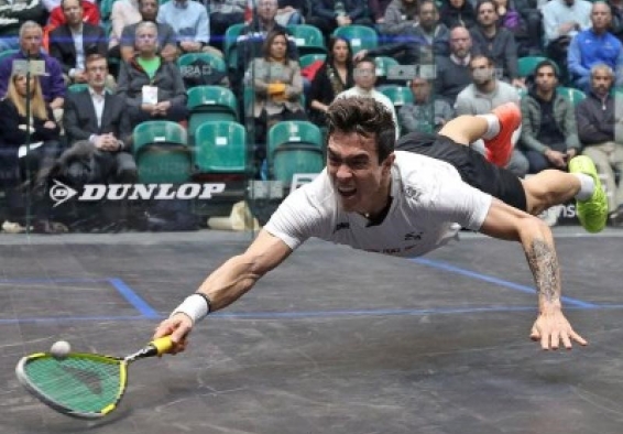 Deportista jugando squash
