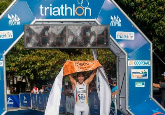 Deportista de triatlón sostiene cartel