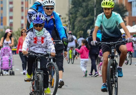Personas en ciclovía