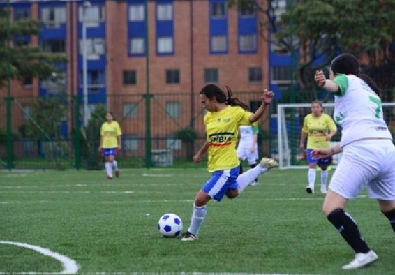 Equipos femeninos de fútbol en competencia