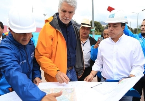 Alcalde Peñalosa y 2 hombres miran planos de la obra