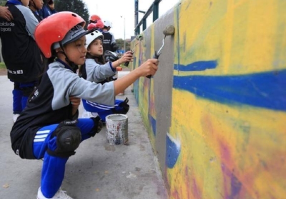 Niños pintan pared
