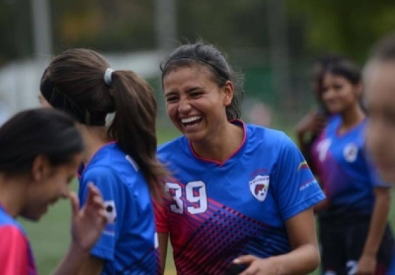 Mujeres futbolistas ríen