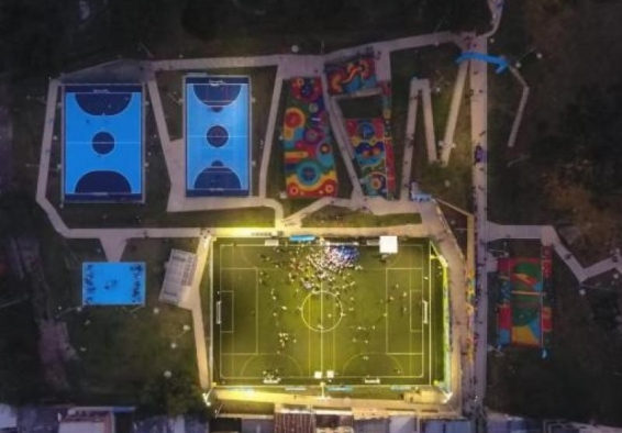 Vista aérea y nocturna de canchas