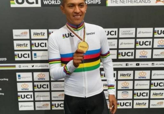 Diego Dueñas sostiene medalla
