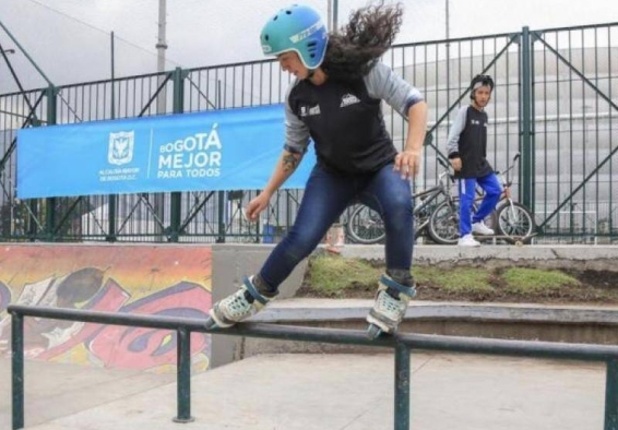 Mujer practica skate