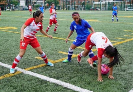 Equipo femenino de fútbol en competencia