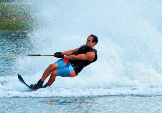 Deportista practica wakboard