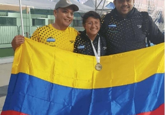Luisa López sostiene bandera de Colombia