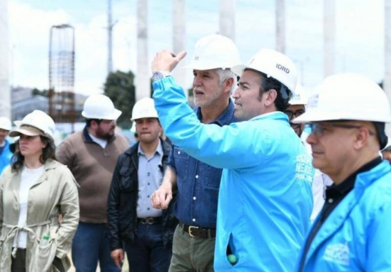 Persona le da indicaciones al alcalde Peñalosa