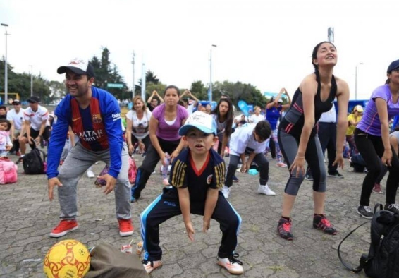 Niños y adultos participan en la recreovía