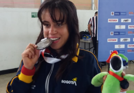 deportista mordiendo medalla