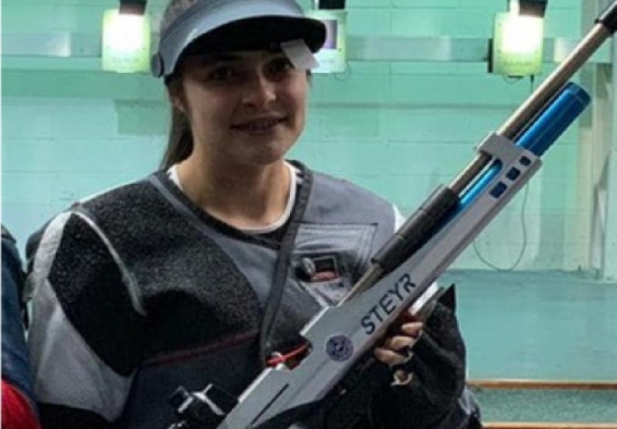 Angie Vargas y su rifle de aire