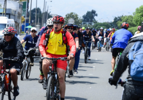 funcionario IDRD en bicicleta