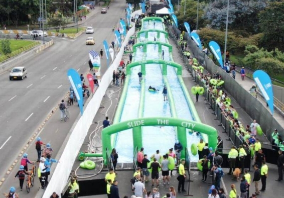 tobogán en la ciudad