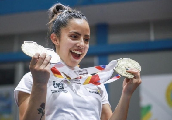 valentina junto a sus medallas