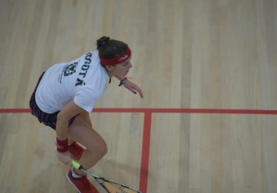 Catalina Peláez jugando squash