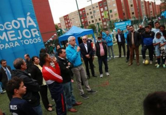 Alcalde Peñalosa habla a través de micrófono en cancha sintética
