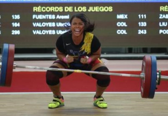 Deportista suelta pesas al suelo en competencia