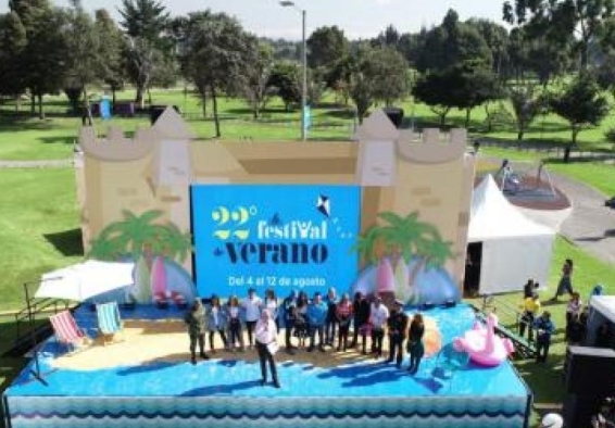 Vista aérea de tarima en parque