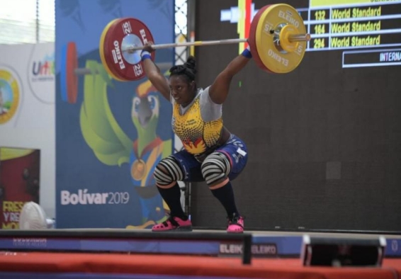 deportista levantando pesas