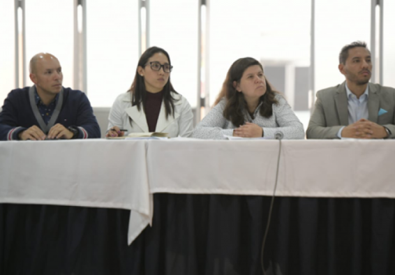 directivos sentados 