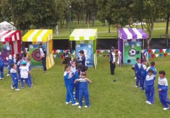 Niños con uniforme juegan en parque