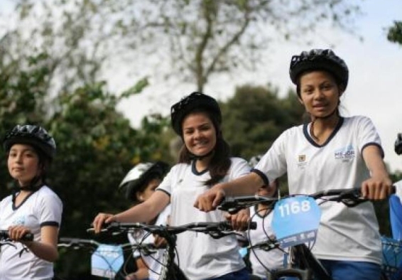 Niñas en bicicleta sonríen