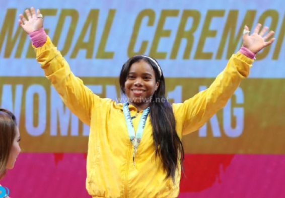 Leidy Solís celebrando en el podio