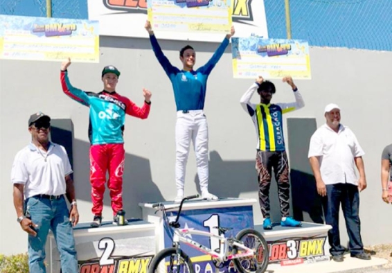 Miguel Calixto en lo más alto del podio en Curazao.