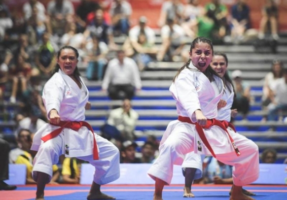 deportistas de karate compitiendo