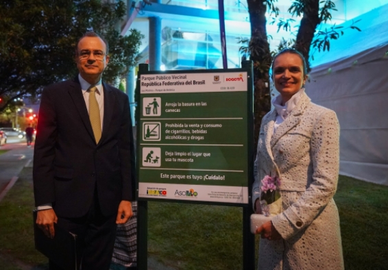 2 personas al lado del aviso de un parque