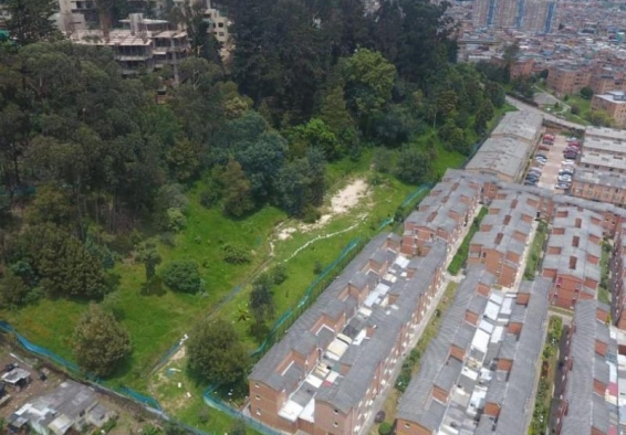 vista aérea de parque y techos de casas