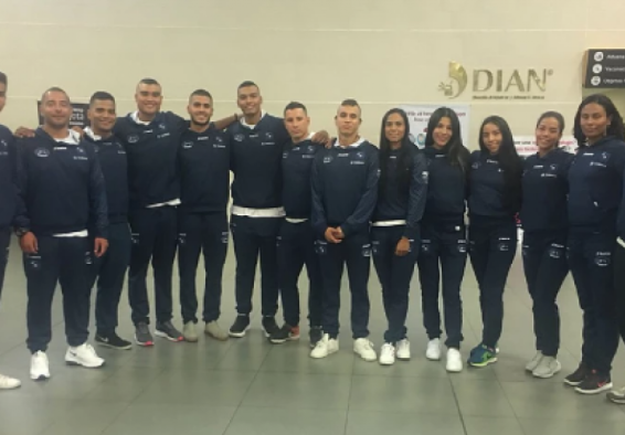 Deportistas de natación con aletas