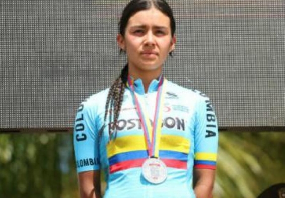 Deportista de ciclismo porta medalla
