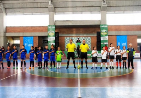 Equipos infantiles de fútbol junto a árbitros