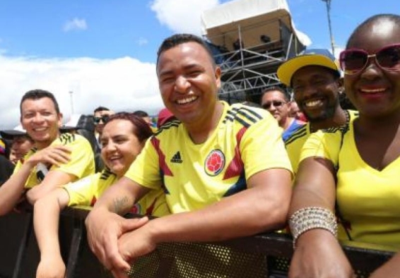 Personas con camisa de Colombia sonríen