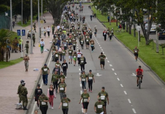 Personas participan en la carrera por los héroes